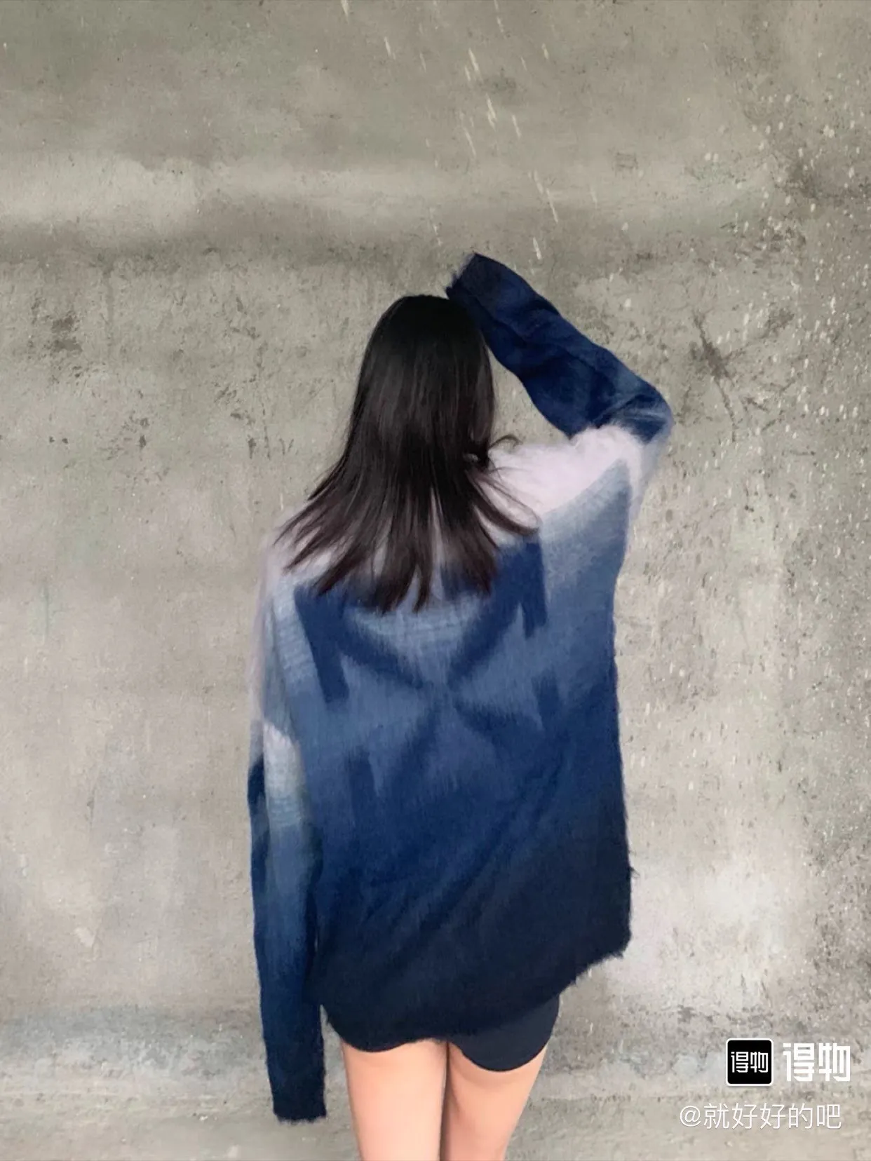 New top tested version OFFWHITE (OW) gradient mohair striped arrow sweater hoodie gradient rendering arrow couple sweater Mohair (English Mohair; Turkish: MUKHYAR) refers to the coat of Angora goats, also known as Angora goat hair. The name comes from Turkish, meaning "the best hair". It has good elasticity, pressure resistance and special luster. It is an excellent raw material for making plush fabrics and one of the most advanced animal textile fiber raw materials in the world market. Mohair has a shape similar to long wool. The fiber surface is smooth, strong luster, high strength, good elasticity, less curl, and easy to wash. Mohair can be used in jacquard blankets, long-haired coats and high-gloss wool fabrics. Mohair sweaters from ow are released every year🛒 The same style and ever-changing colors. There is really no girl who doesn’t love it. It is super suitable for wearing under a down jacket in winter without being bulky! If the lower body is missing, their favorite os version🙋🏻‍♀️ intuitively adds natural softness and fairy beauty effect, which is the best choice! The upper body is lightweight and does not weigh down the body while keeping warm. The sleeves and the gradient arrow parts on the back are repeatedly patterned until the gradient level is satisfied before large-scale products are released. The craftsmanship is extremely demanding. Each sweater is woolen at least ten times to give it a plush, thick feel and good fluffiness! ✅ Fabric composition: 50% mohair 32 spandex 18% wool, three-level anti-pilling Color: black and white gradient Sizes Mohair is lighter and softer, so be careful not to machine wash it, not machine washable! ! emphasize! !  ⚠️Hand wash with warm water and cold water P:440